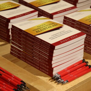 Eduka veebikoolitusäri alustalad paberraamat